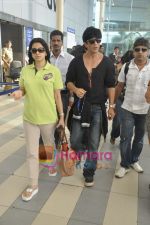 Shahrukh Khan, Juhi Chawla arrive from Kolkata after KKR win in Domestic Airport, Mumbai on 12th April 2011 (4).JPG
